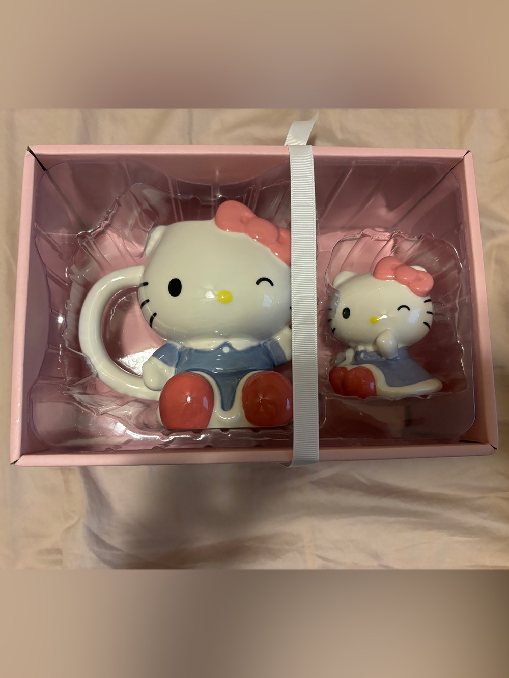 Hello kitty mug and figurine set